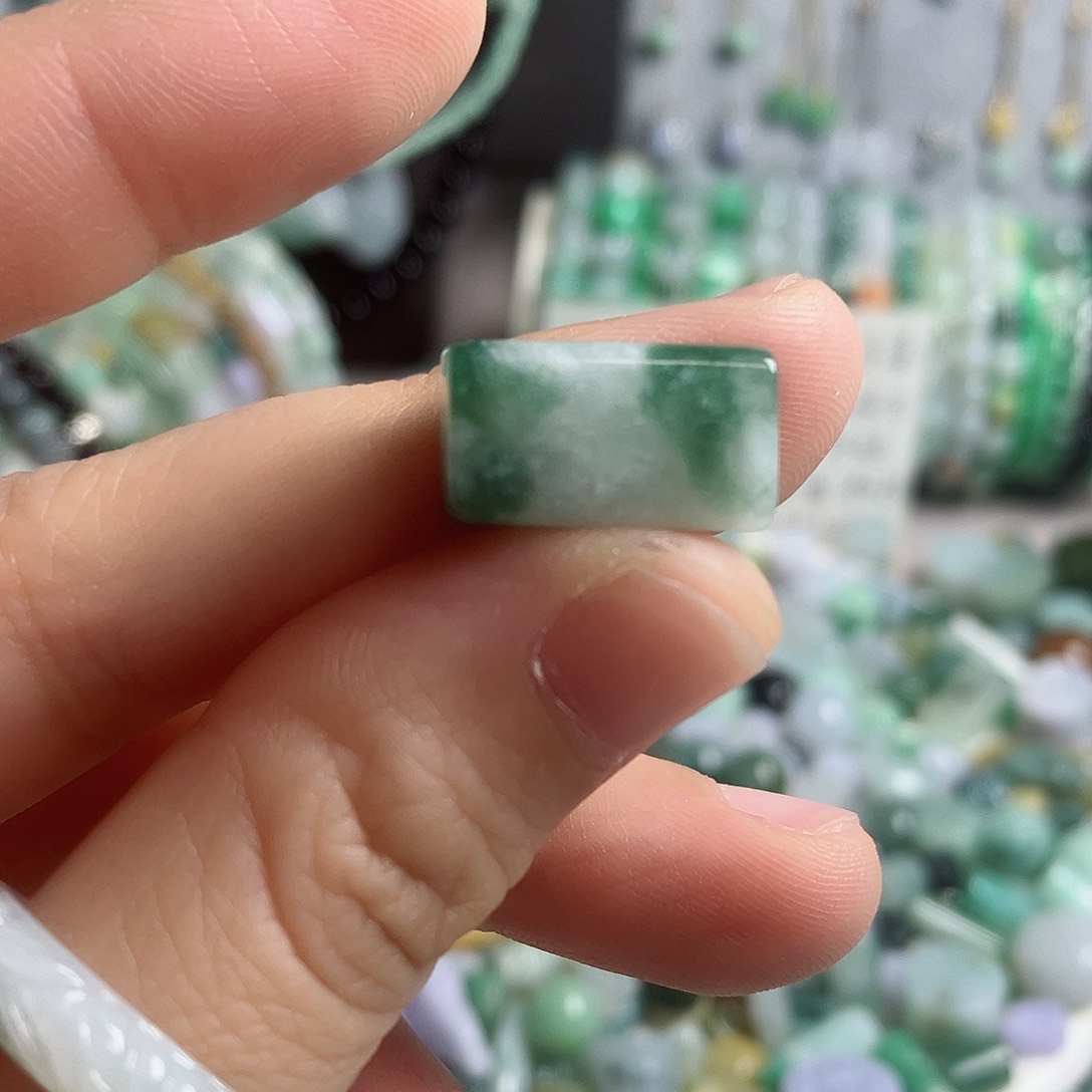 翡翠颈饰未镶嵌方块