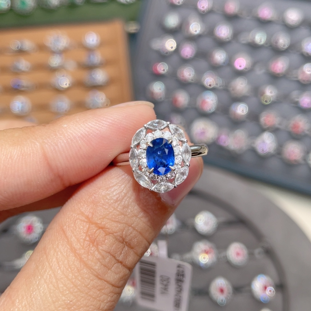 蓝宝石戒指18K金镶嵌1.05ct 