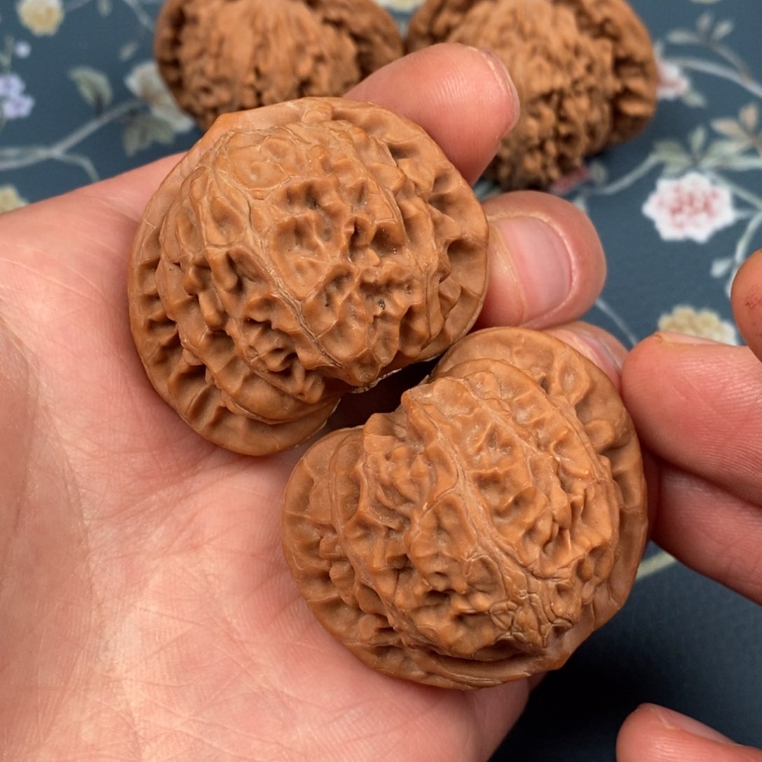 文玩核桃吊坠42精配，原桩宫灯。红皮满肉，M5S1