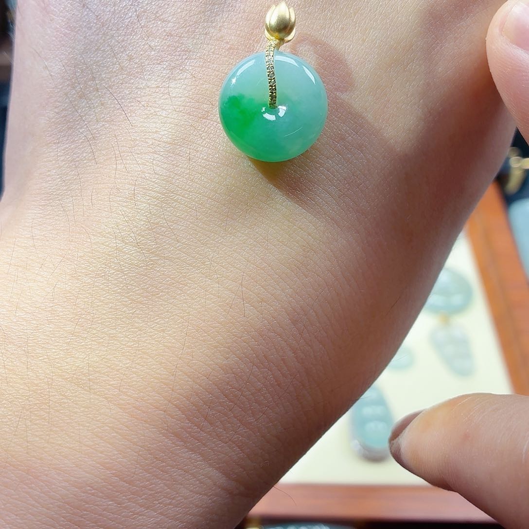 翡翠18K金镶嵌颈饰平安扣