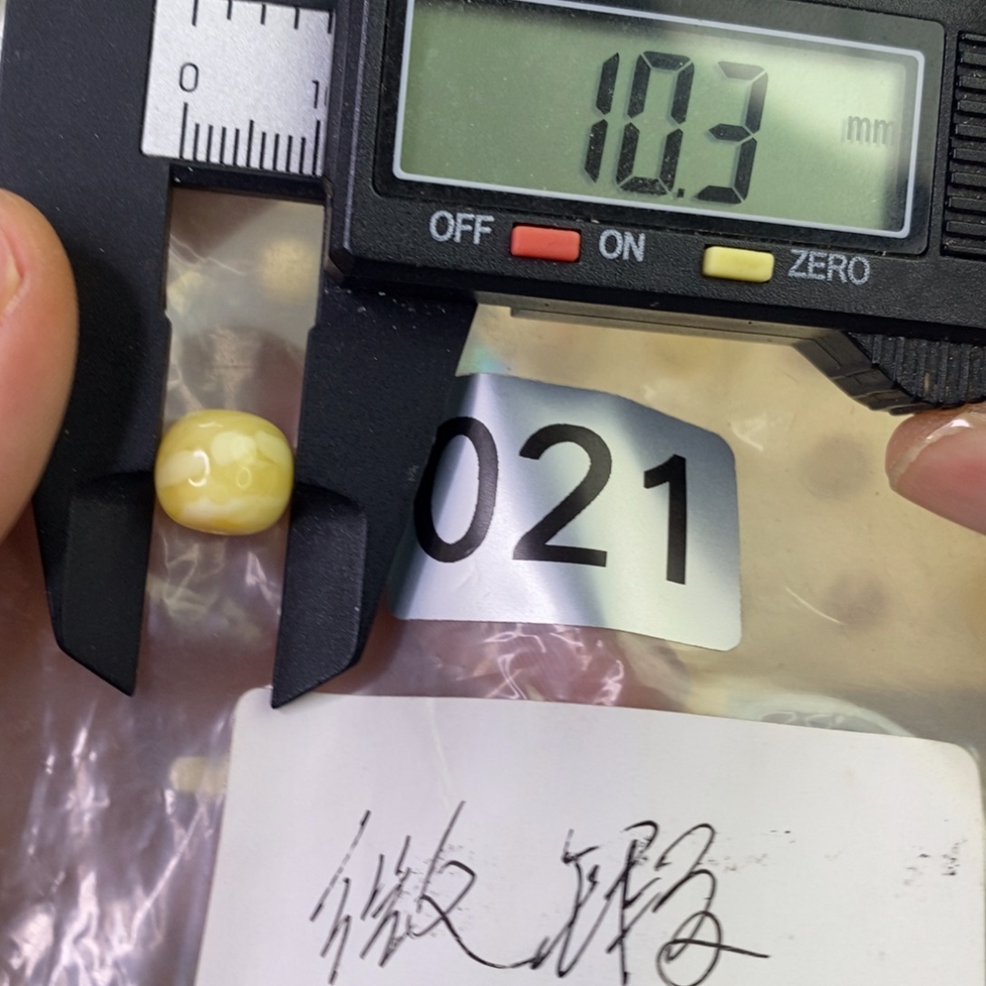 琥珀未镶嵌裸石琥珀蜜蜡。琥珀蜜蜡