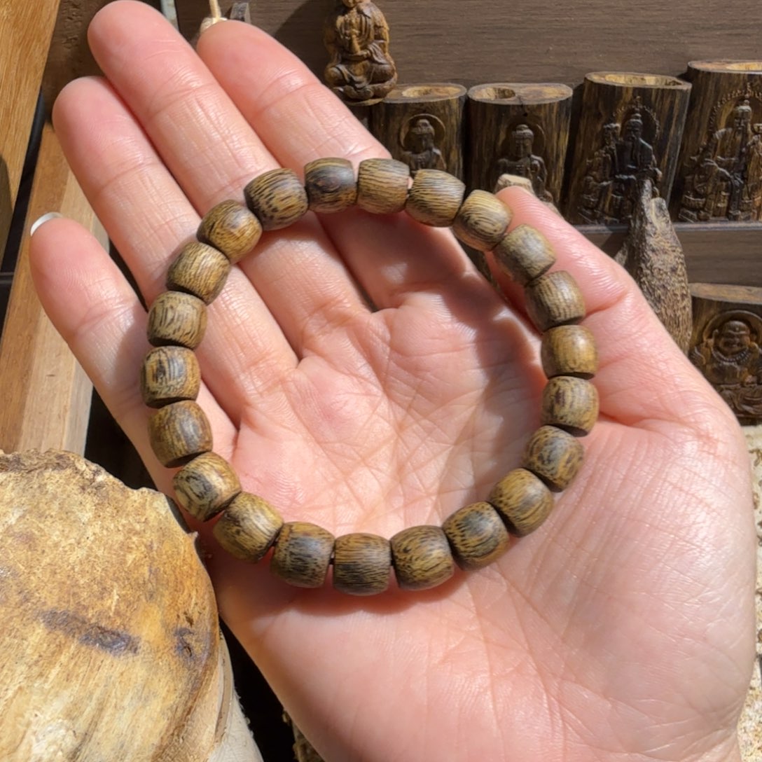 艾***。沉香沉香碎屑白棋楠单圈0.9鼓珠