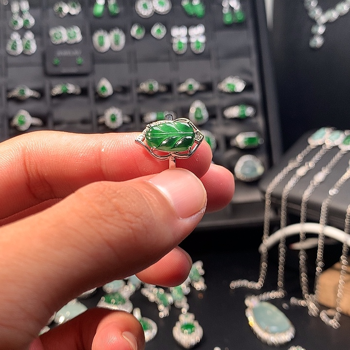 翡翠未镶嵌戒指戒指