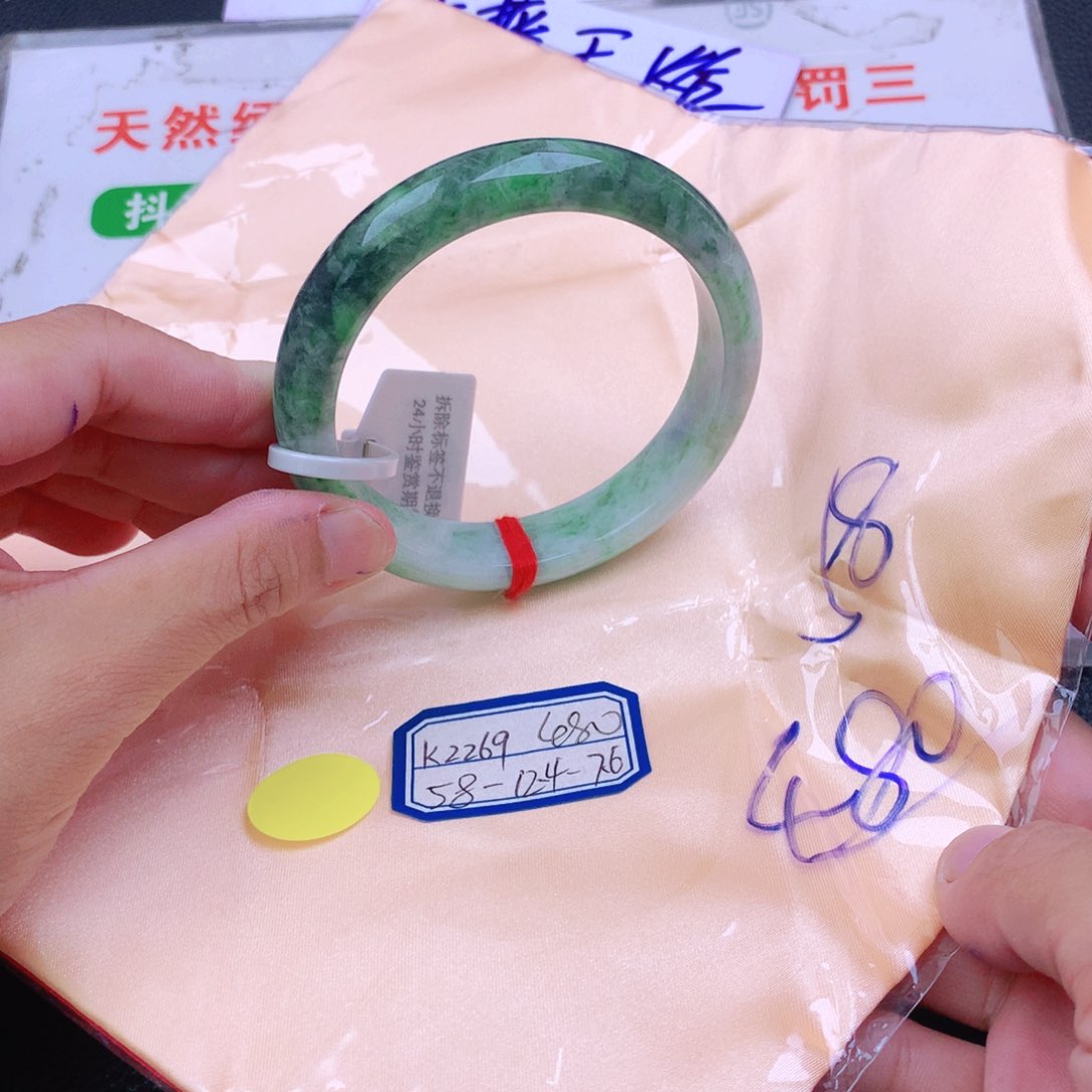 翡翠手镯未镶嵌翡翠