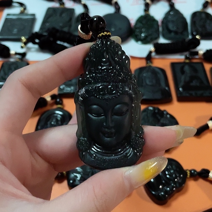 翡翠颈饰未镶嵌浅***中