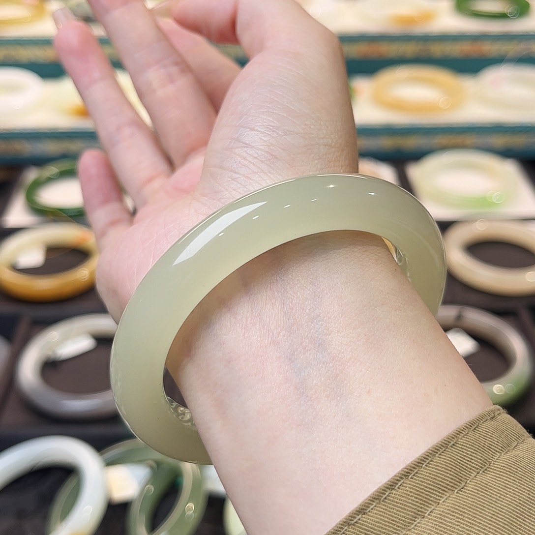 和田玉手镯未镶嵌高冰晴