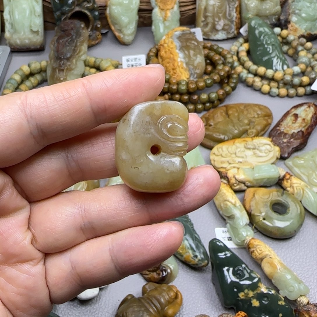 岫岩老玉（透闪石质玉）未镶嵌珠宝奇石