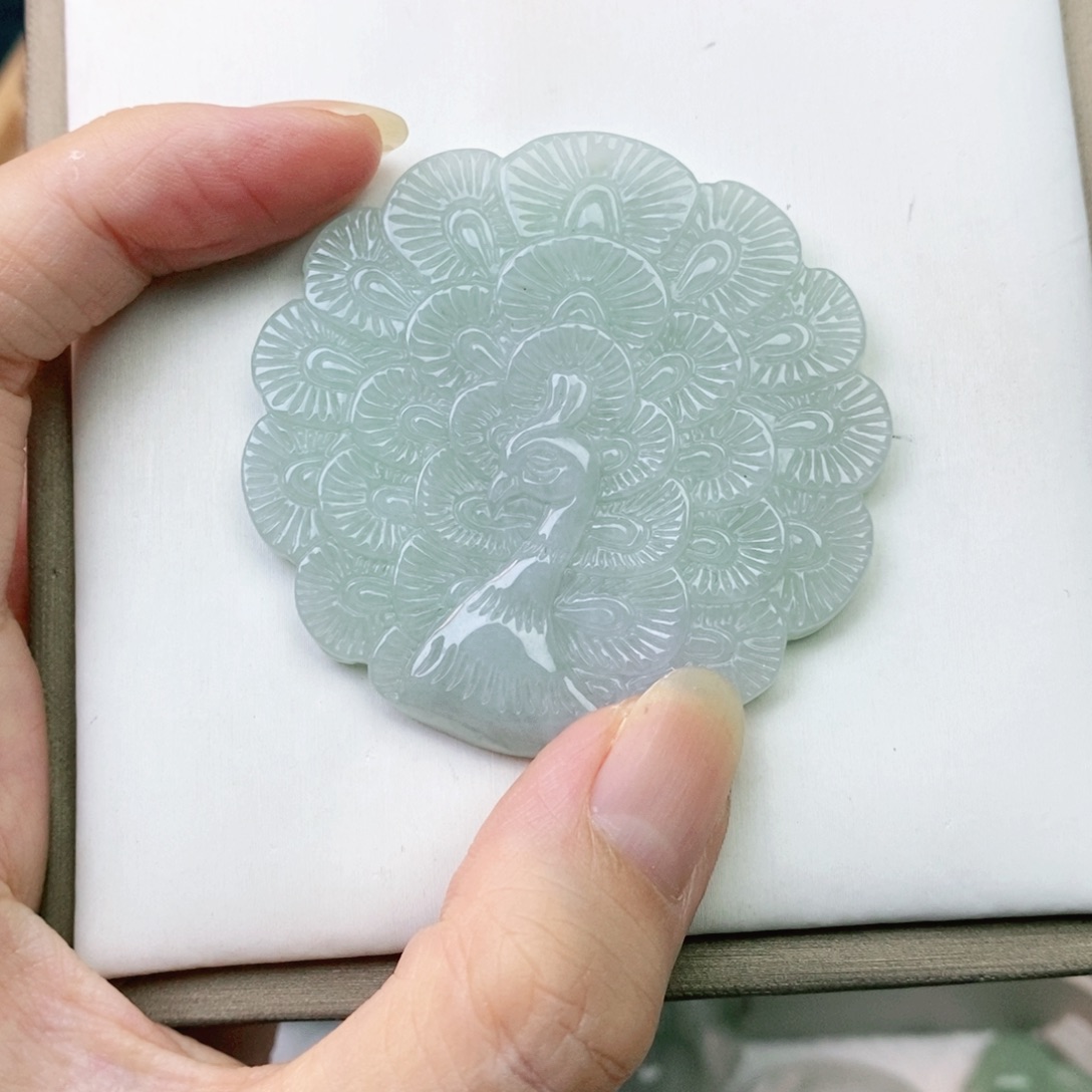 颈饰未镶嵌翡翠孔雀