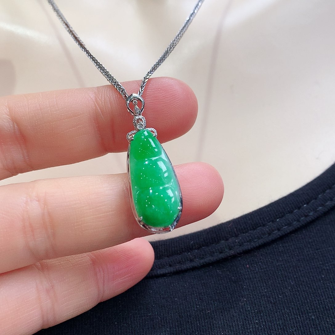 翡翠颈饰18K金镶嵌福豆