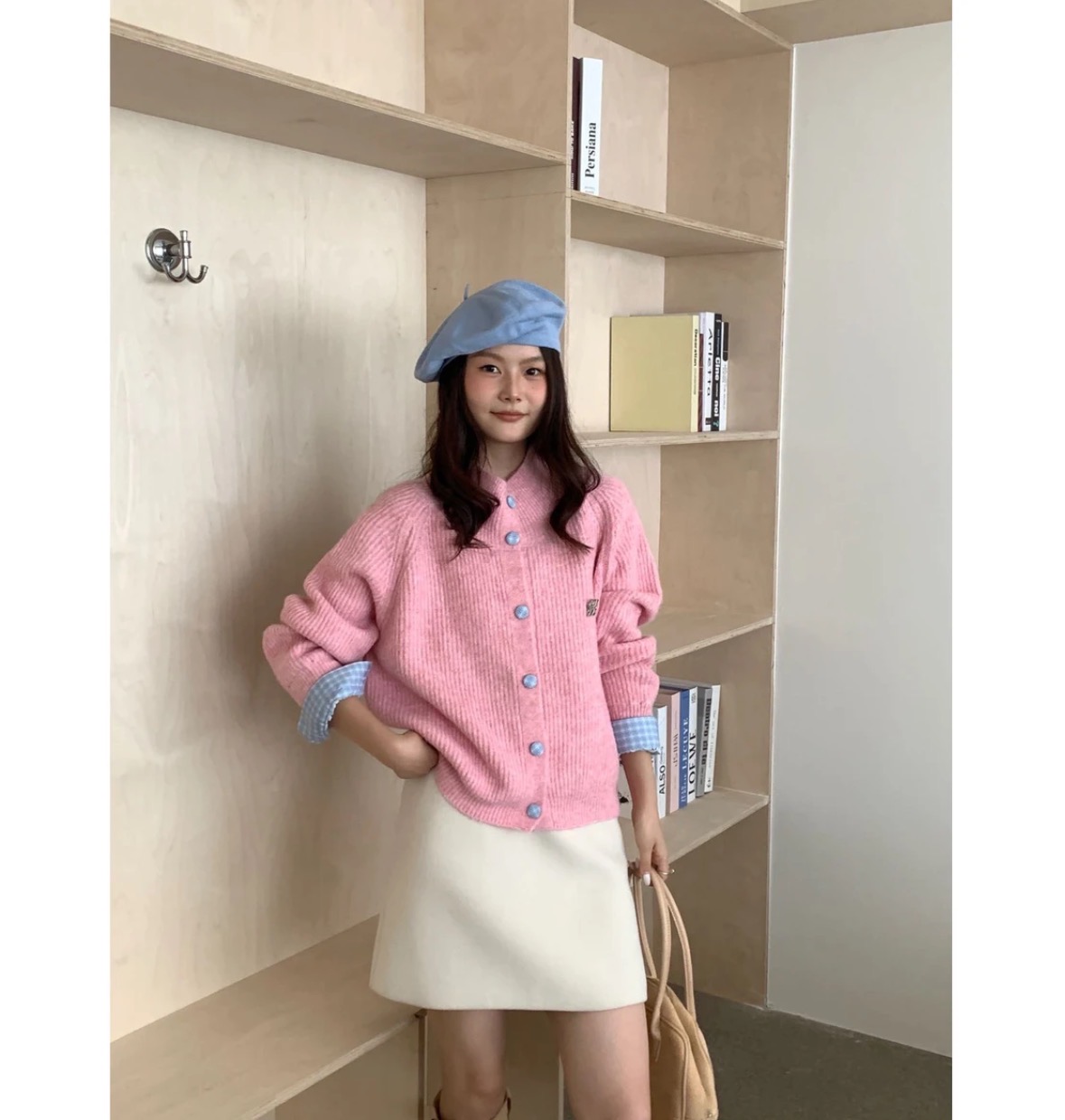 韩版减龄彩色纽扣草莓刺绣针织开衫女秋冬款翻领百搭毛衣外套上衣