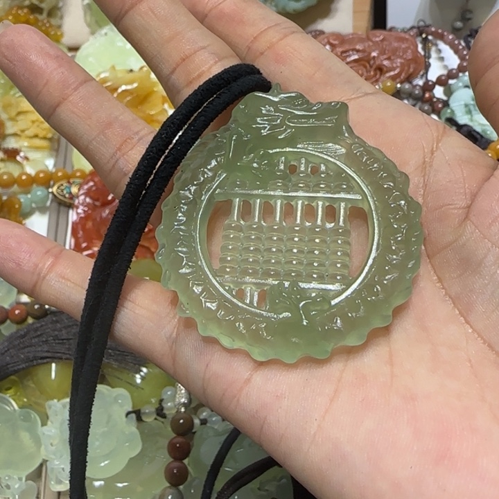 蛇纹石玉吊坠未镶嵌