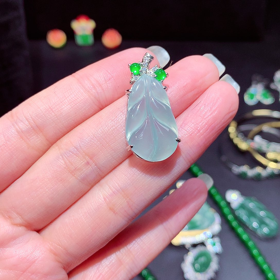【闪购商品】翡翠吊坠(不含链)未镶嵌