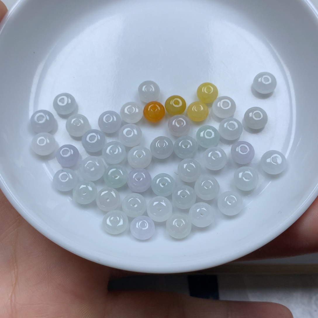 翡翠颈饰未镶嵌好*在共45颗 