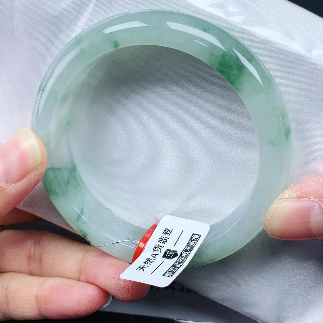 翡翠手镯未镶嵌55圈