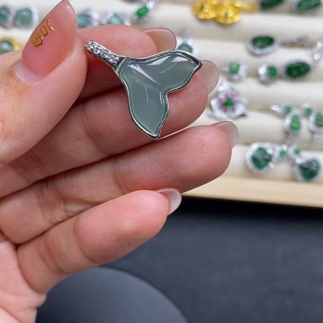 翡翠颈饰未镶嵌翡翠