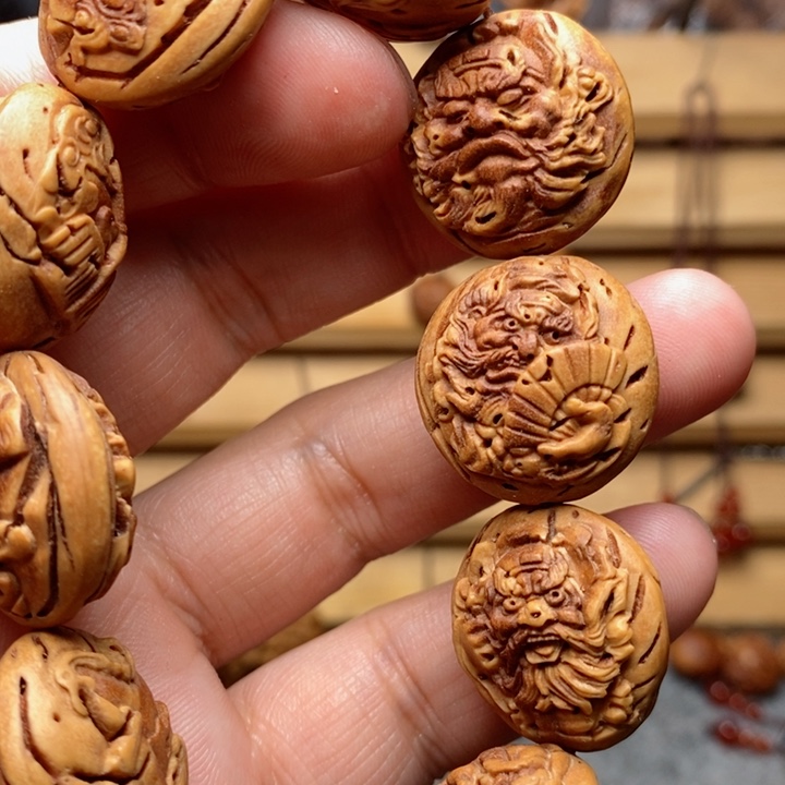 桃核雕刻钟馗手串