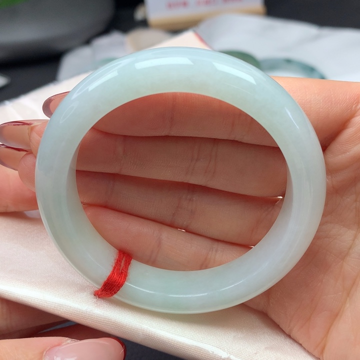 翡翠手镯未镶嵌早**抱54正圈