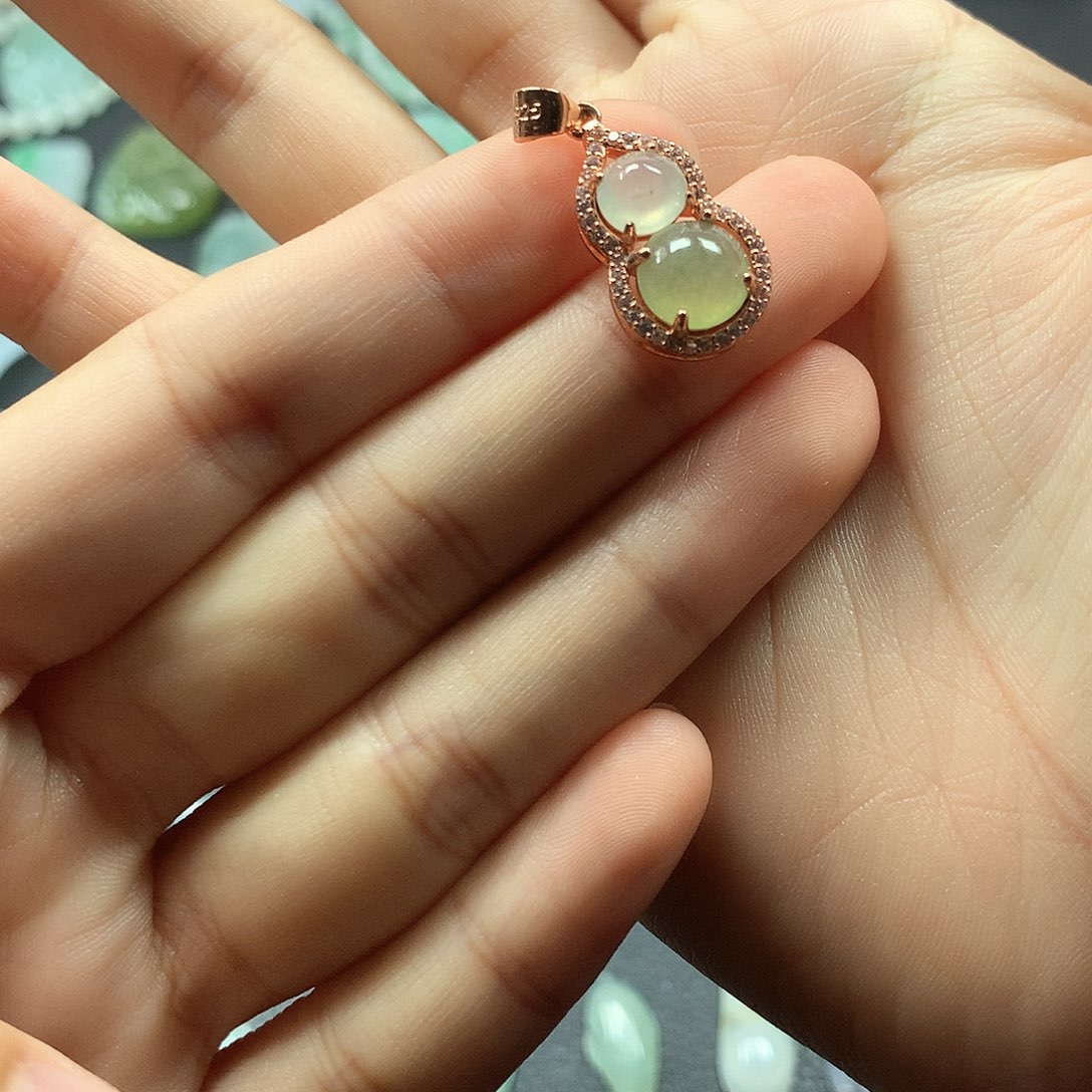 翡翠未镶嵌颈饰葫芦