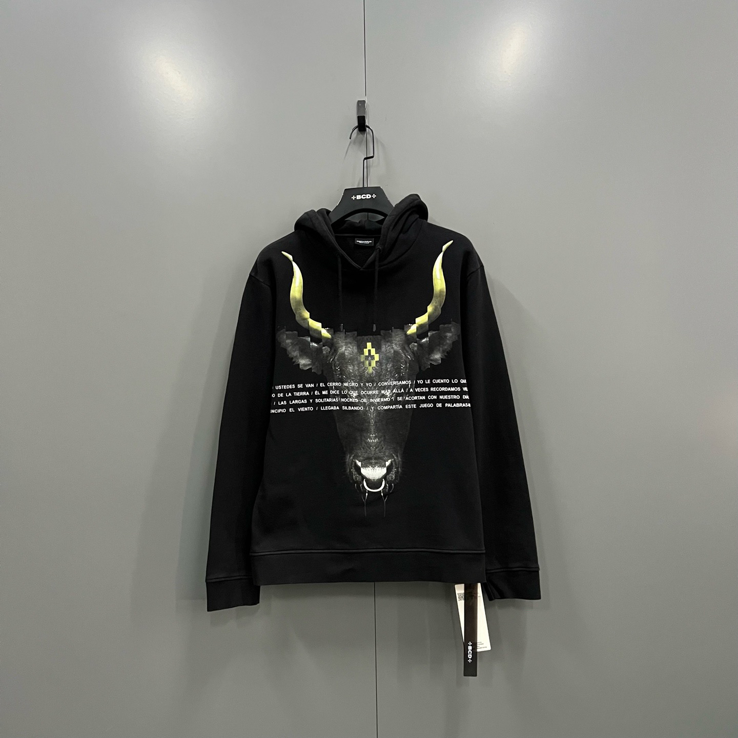 95新 maje (ll) MARCELO BURLON MB 牛头字母印花帽衫 L码/700463