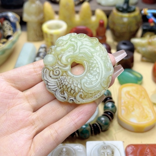 蛇纹石玉未镶嵌颈饰