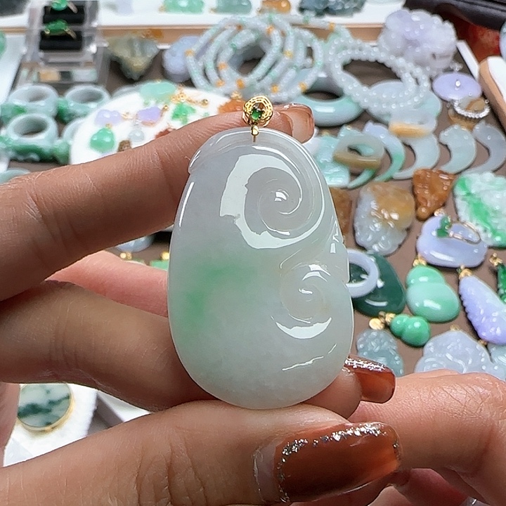 翡翠颈饰未镶嵌飘绿大如意