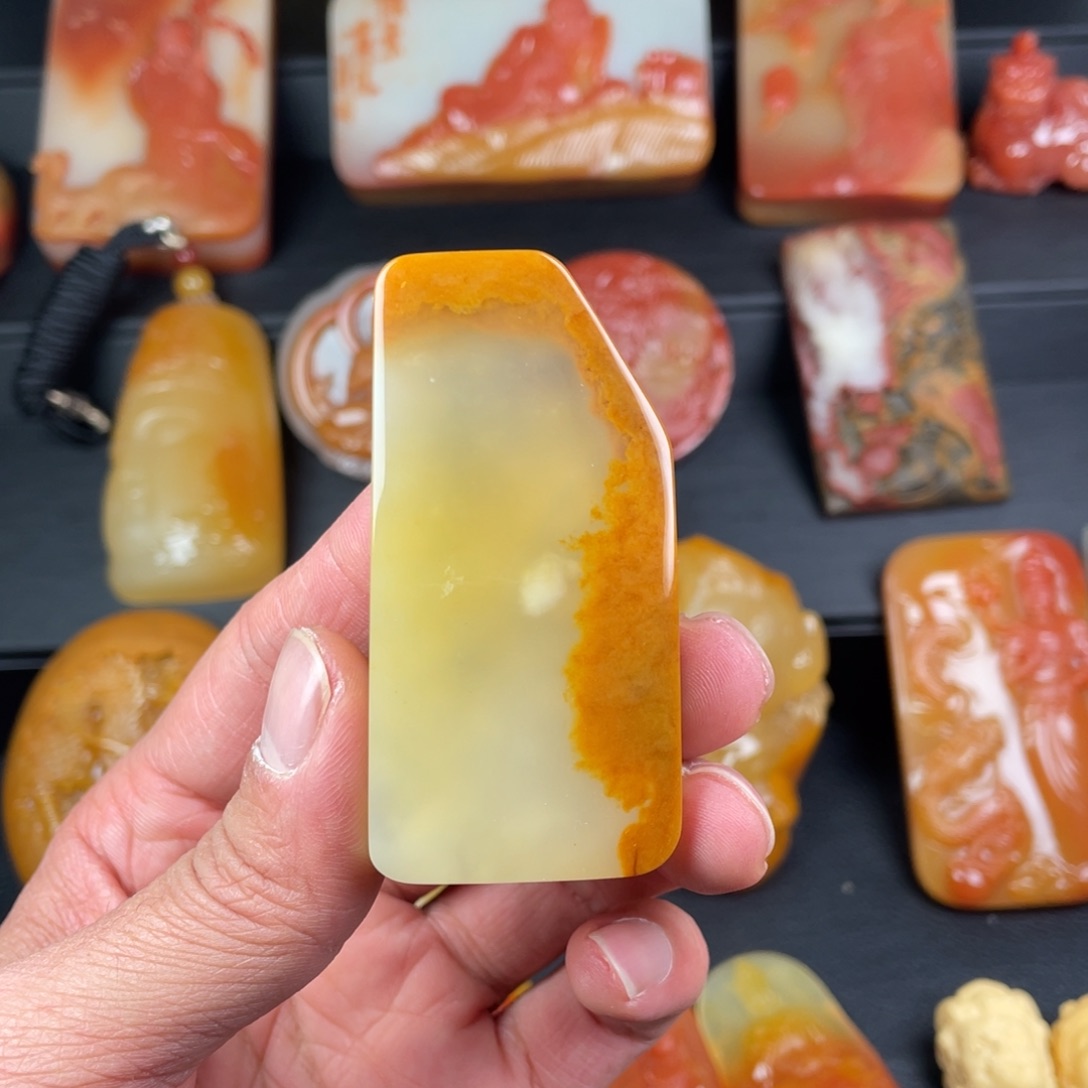 未镶嵌石英质玉（黄龙玉）颈饰