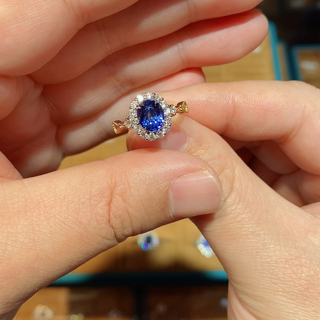 蓝宝石戒指18K金镶嵌1.9克拉