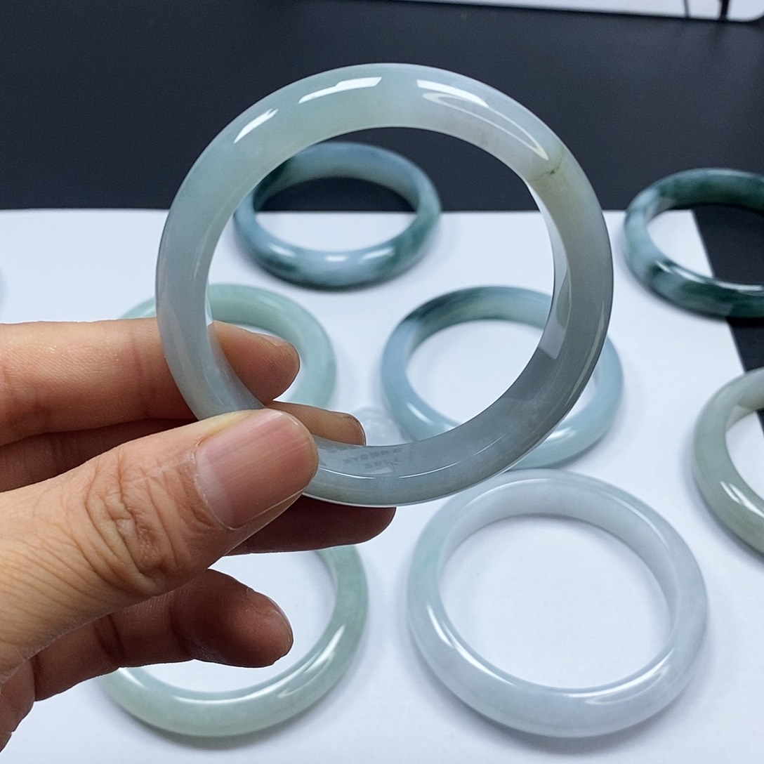 翡翠手镯未镶嵌翡翠手镯