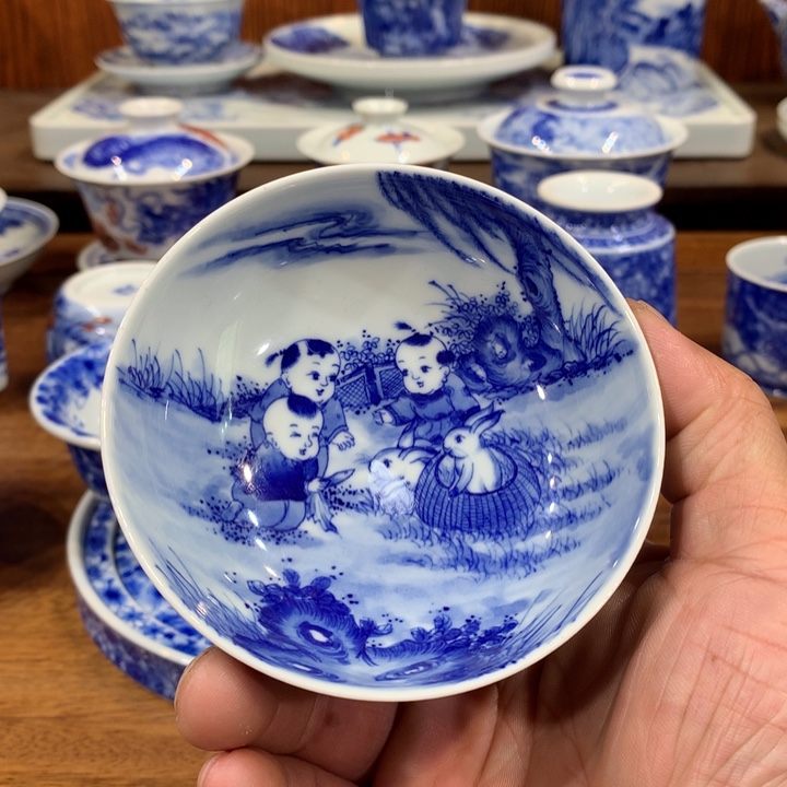 晓剑窑青花童子普洱杯