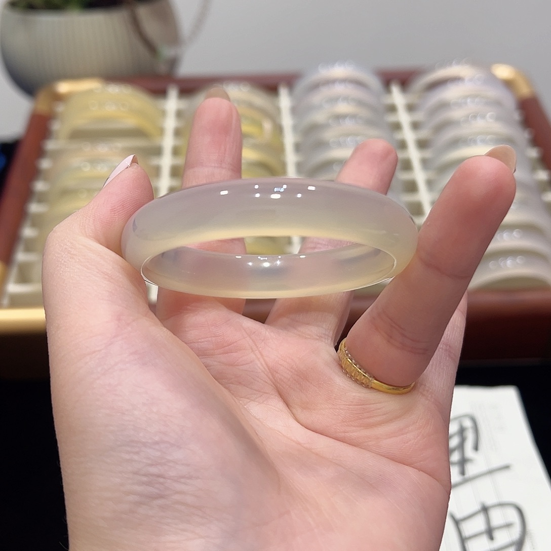 摸***鱼玛瑙/玉髓未镶嵌手镯