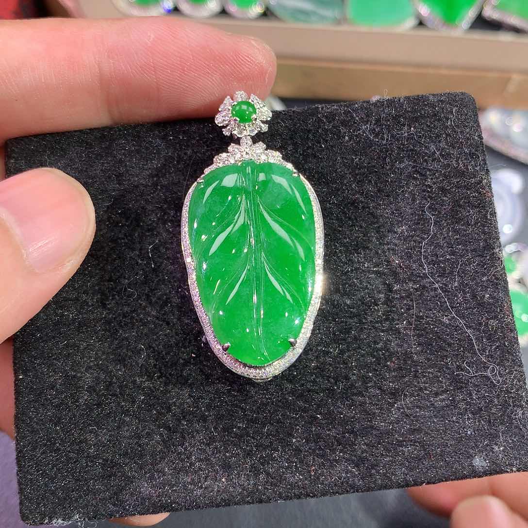 翡翠吊坠(赠链)18K金镶嵌