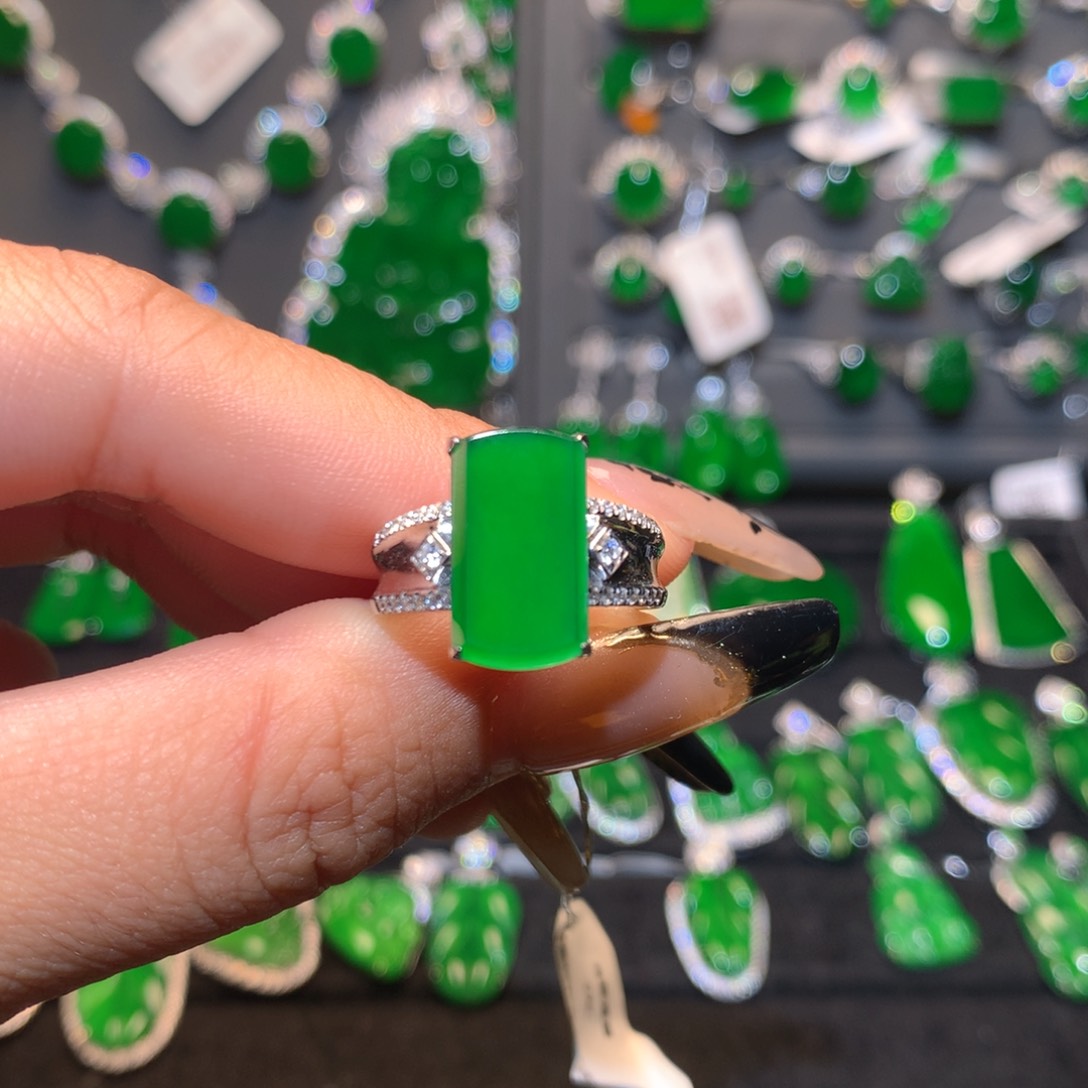 翡翠戒指18K金镶嵌马鞍