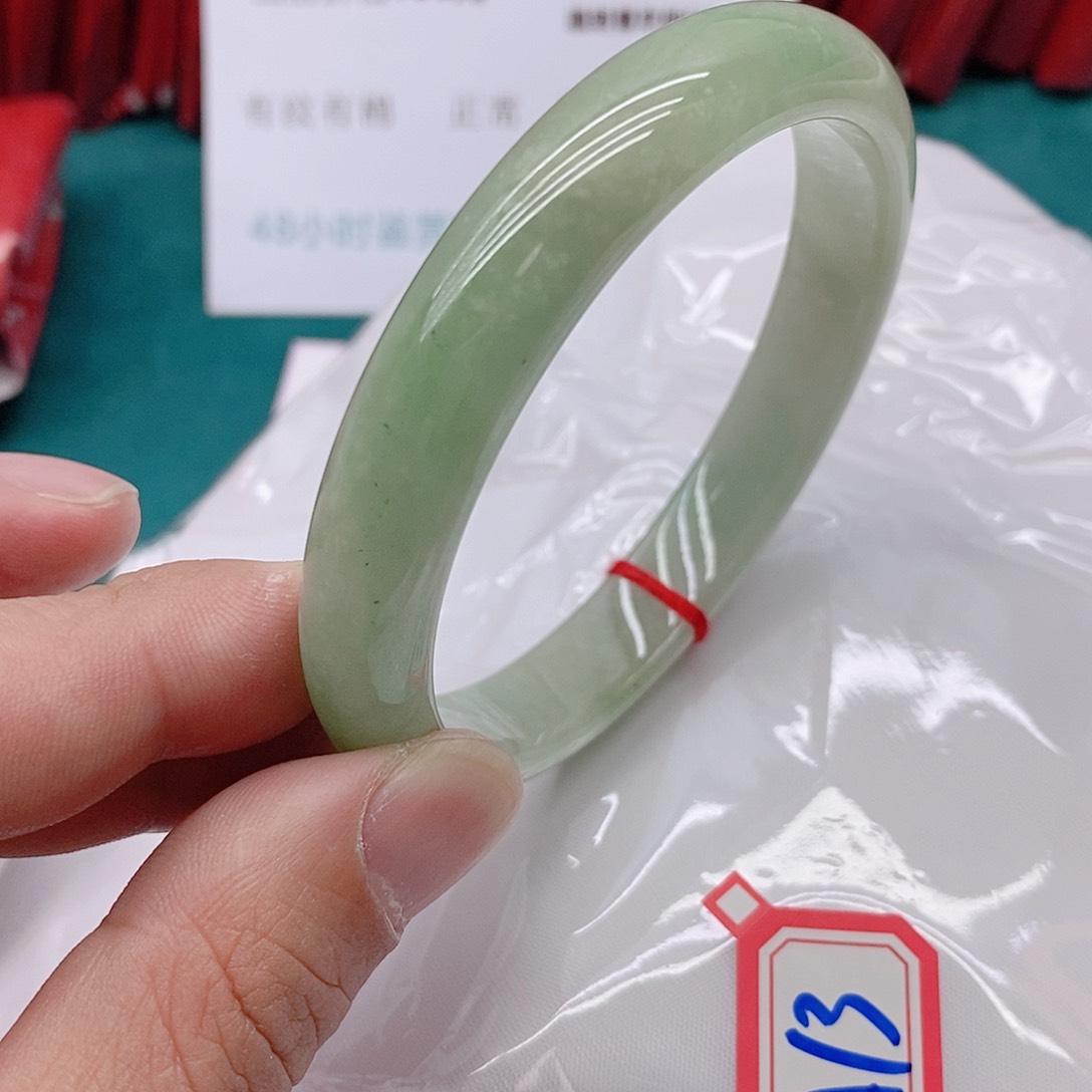 翡翠手镯未镶嵌玉**?A1333333333