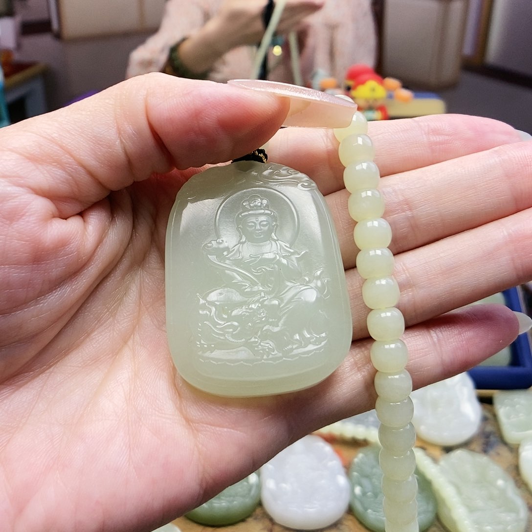 和田玉颈饰未镶嵌璞*