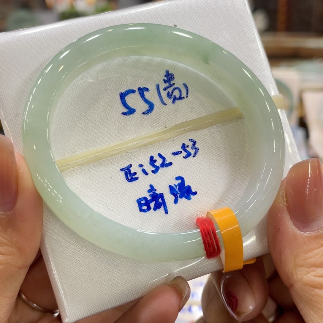 翡翠手镯未镶嵌翡翠手镯