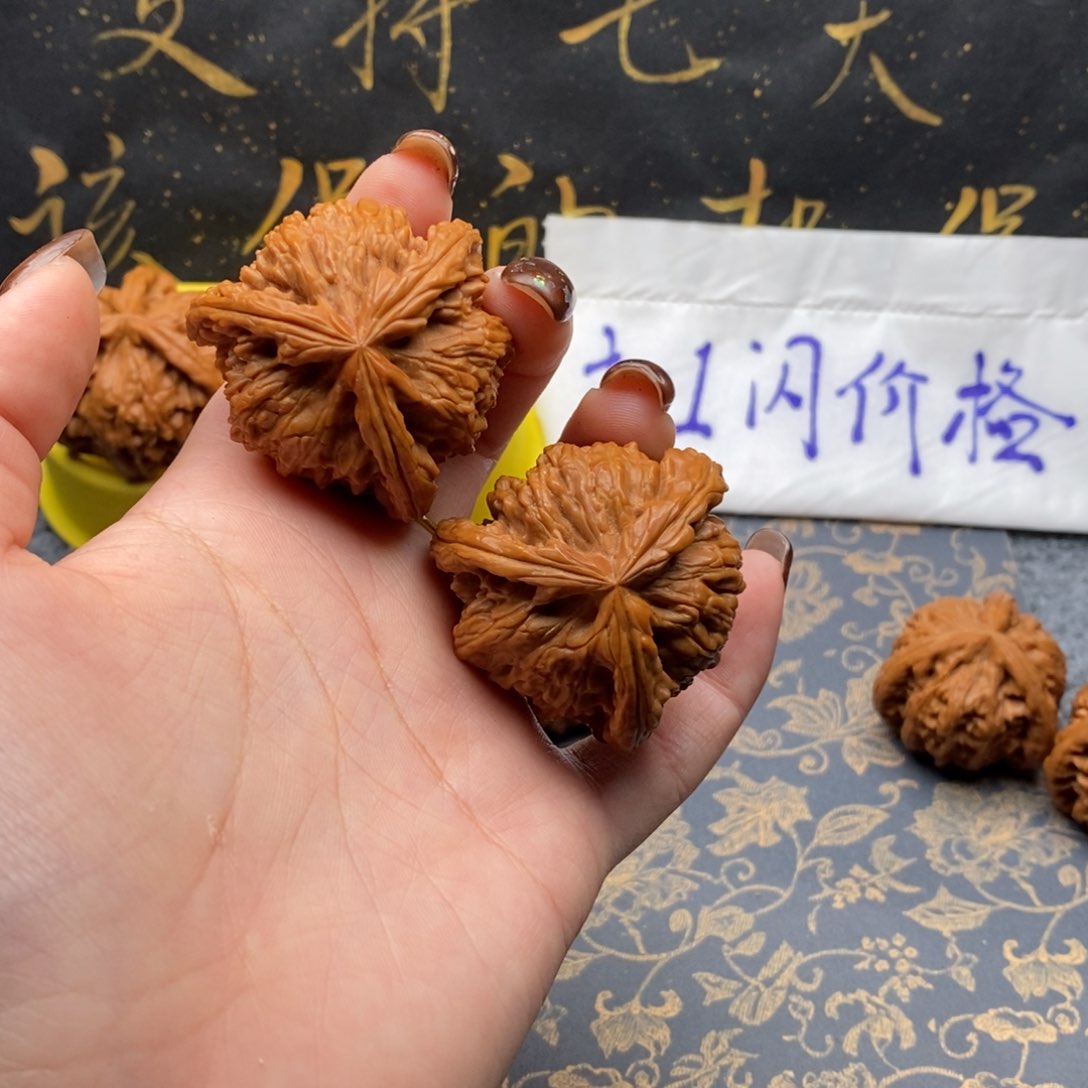 吊坠文玩核桃与***。
