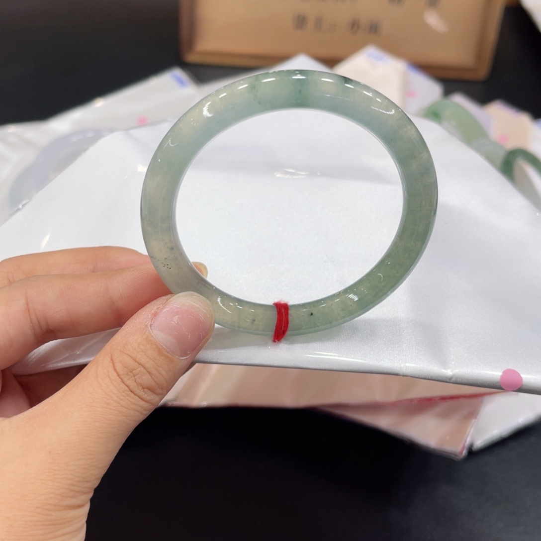 翡翠手镯未镶嵌翡翠