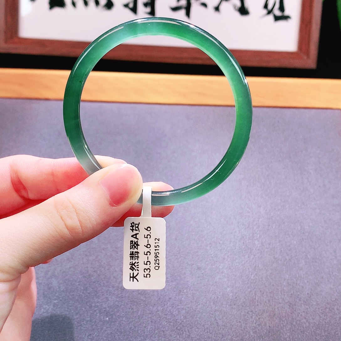 翡翠手镯未镶嵌天然翡翠