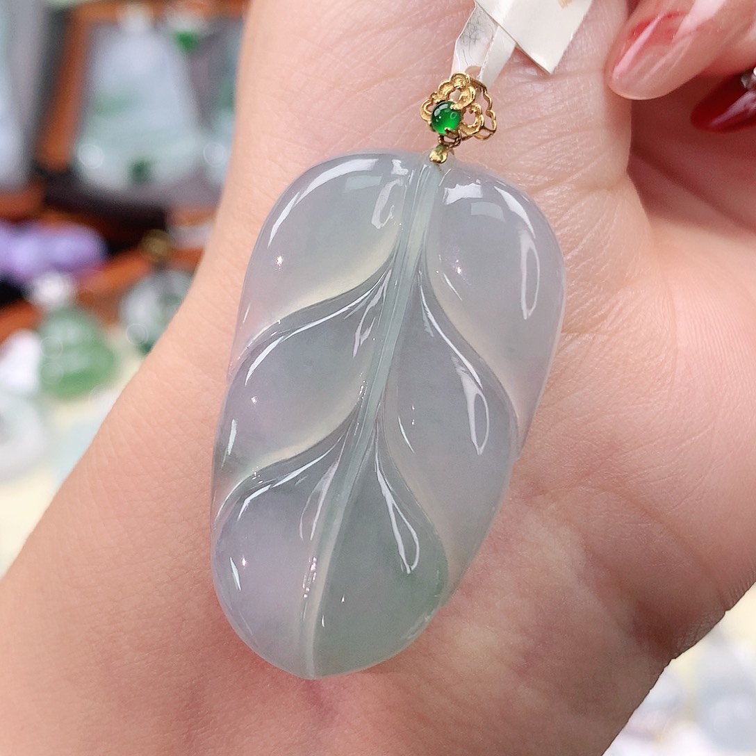 翡翠18K金镶嵌颈饰叶子