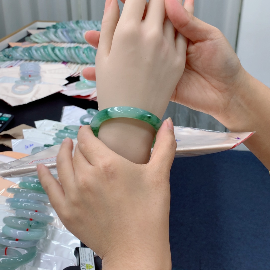 *****翡翠未镶嵌手镯48小时