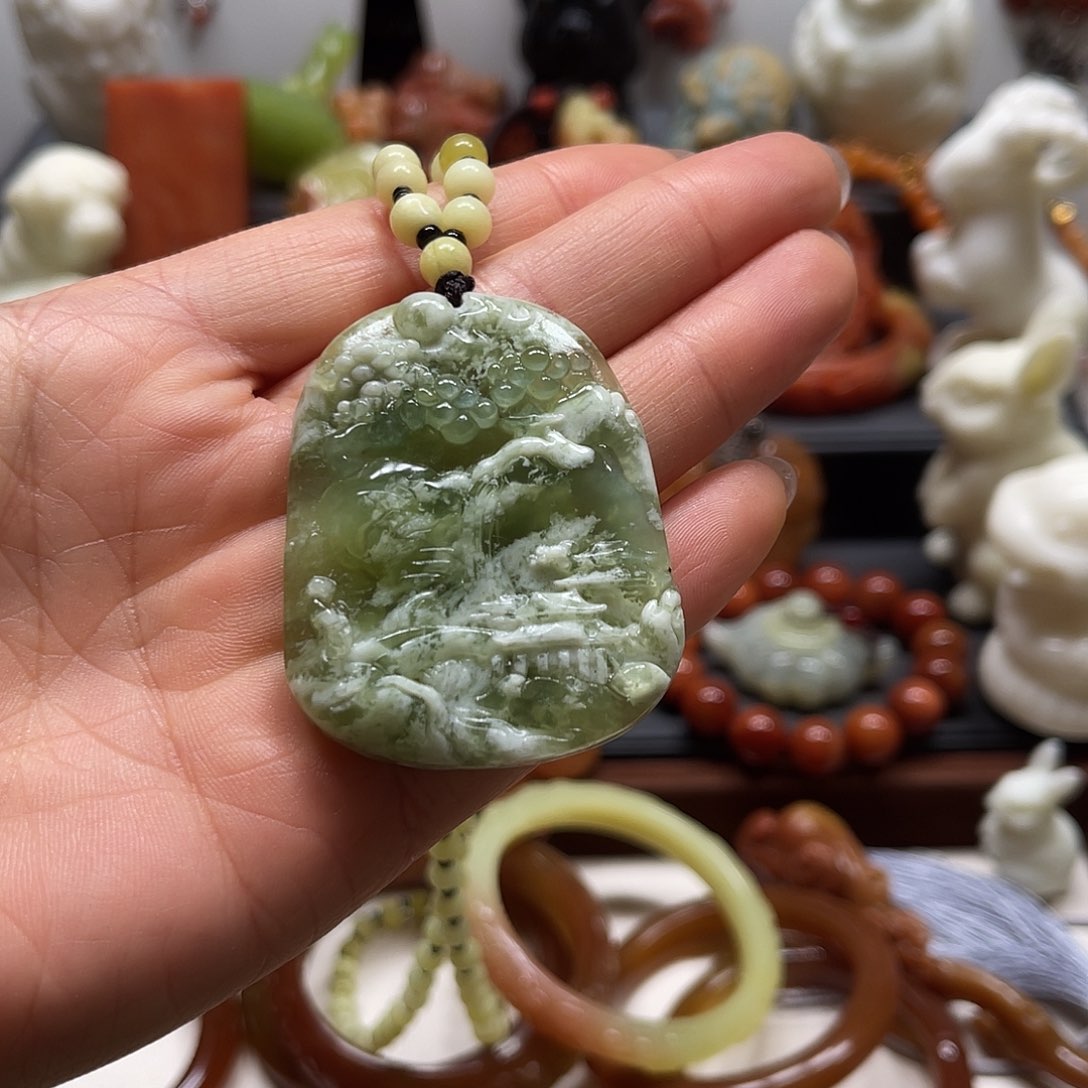 蛇纹石玉吊坠未镶嵌