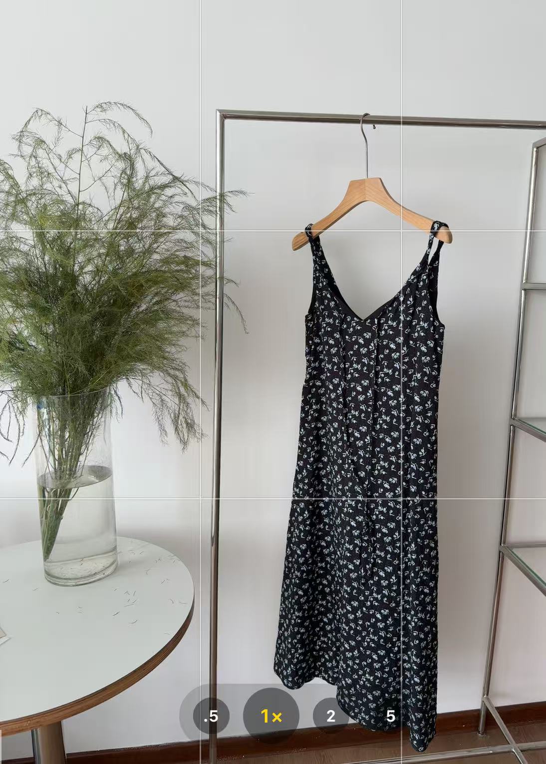 [哈尼家2]蓝色碎花连衣裙  吊带卷边设计小v领口 F1