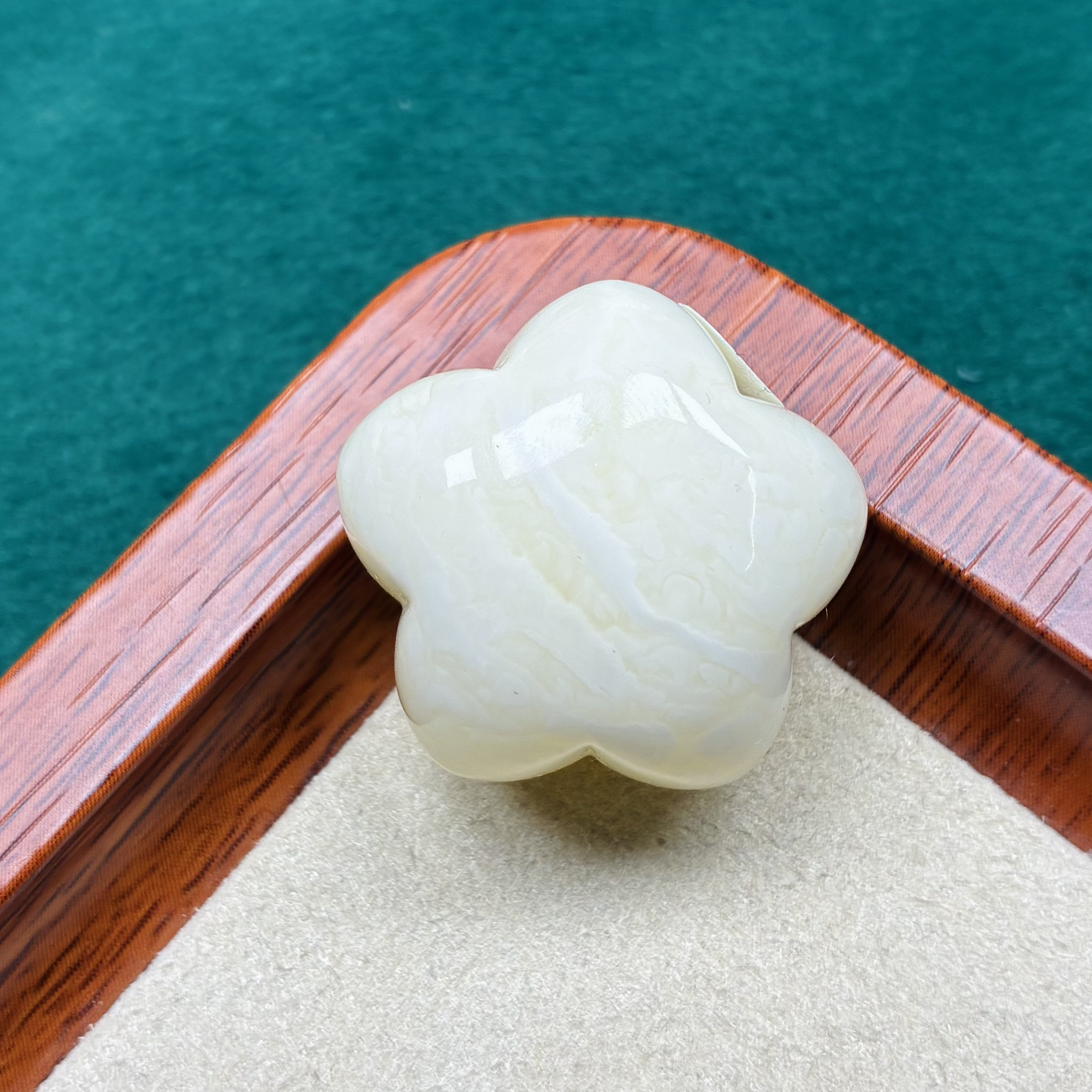 天然琥珀蜜蜡瓷白千层雪。抖音基地发货，带证书 