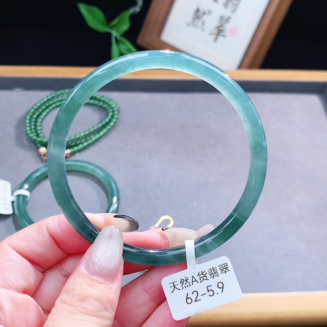 翡翠手镯（圆镯）未镶嵌