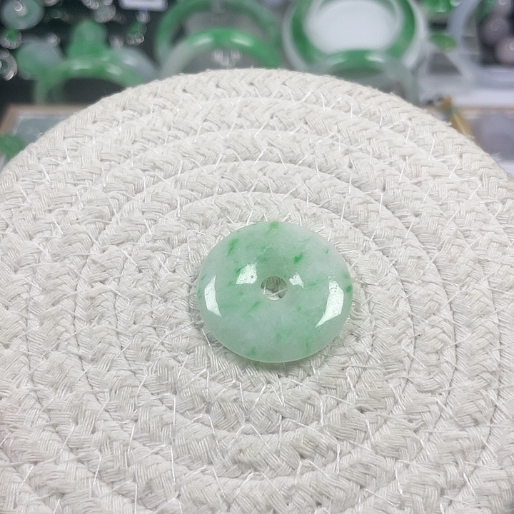 翡翠未镶嵌颈饰4、元旦放漏：飘绿扣