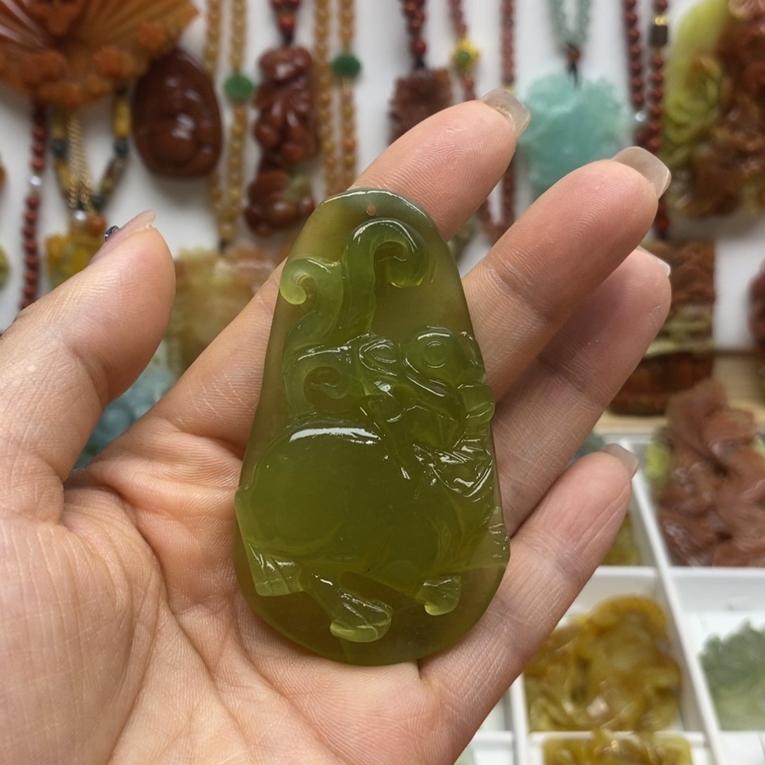 蛇纹石玉未镶嵌颈饰