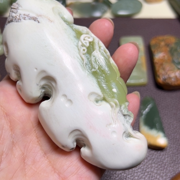 椰***蓉岫岩河磨玉（透闪石质玉）未镶嵌颈饰