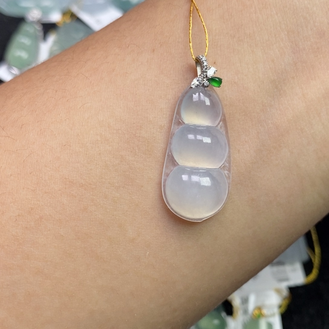 翡翠18K金镶嵌颈饰福豆