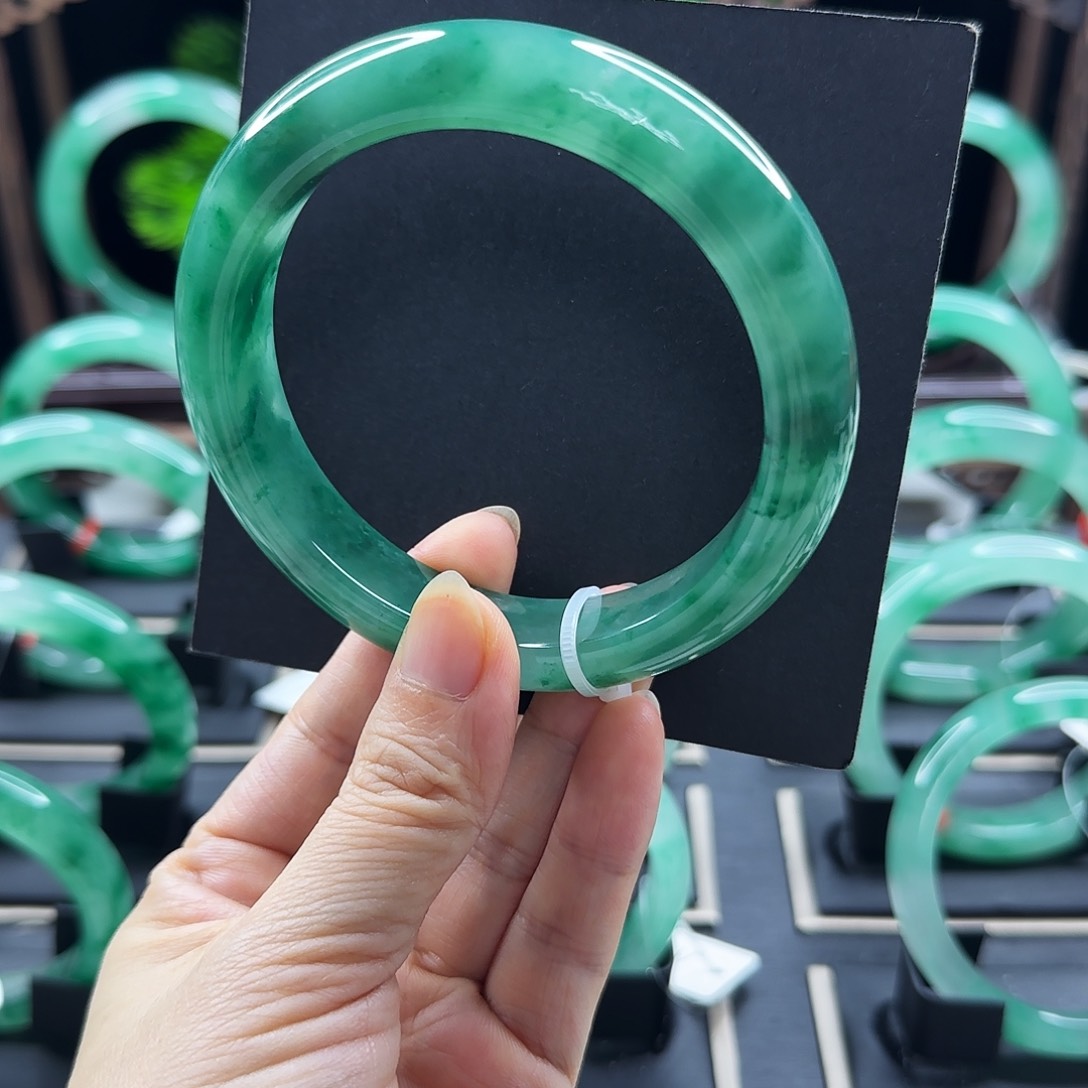 石英质玉手镯未镶嵌小**?