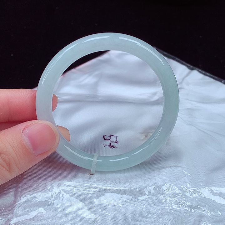 翡翠手镯未镶嵌翡翠